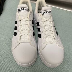 Adidas sneakers size 5 US women’s